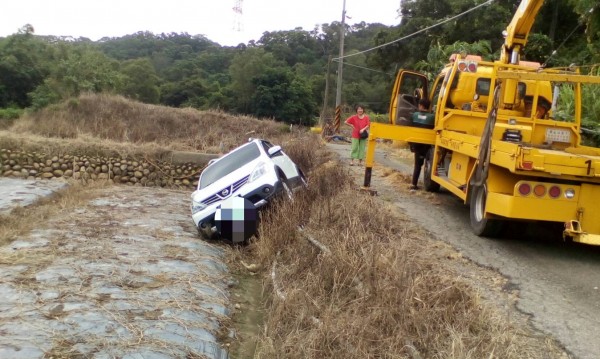 男子開車「犁田」，人車奇蹟無事。（記者蔡政珉翻攝）