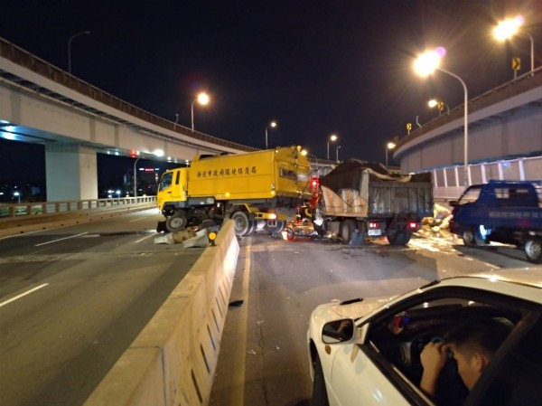 盧姓男子駕駛資源回收車，在新北市大漢橋撞上新北市環保局掃街車，盧男身亡，掃街車駕駛乘客都受傷。（記者吳仁捷翻攝）