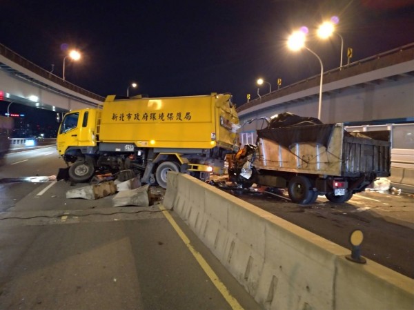 盧姓男子駕駛資源回收車，在新北市大漢橋撞上新北市環保局掃街車，盧男身亡，掃街車駕駛乘客都受傷。（記者吳仁捷翻攝）