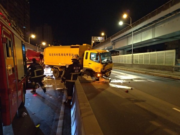 盧姓男子駕駛資源回收車，在新北市大漢橋撞上新北市環保局掃街車，盧男身亡，掃街車駕駛乘客都受傷。（記者吳仁捷翻攝）