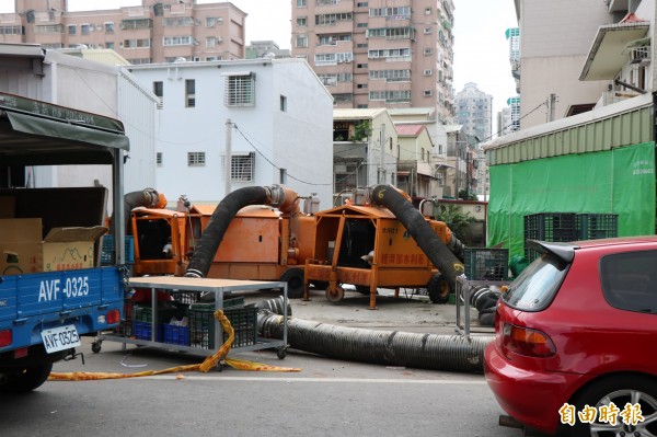 市府調派多部抽水機組在中華路待命，若雨勢一來，就可立即啟動抽排，減少淹水災情。（記者萬于甄攝）