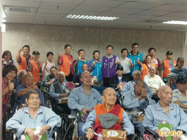 新竹榮服處今天提前與榮民伯伯歡渡中秋佳節,也感念關懷榮民伯伯。(記者洪美秀攝)