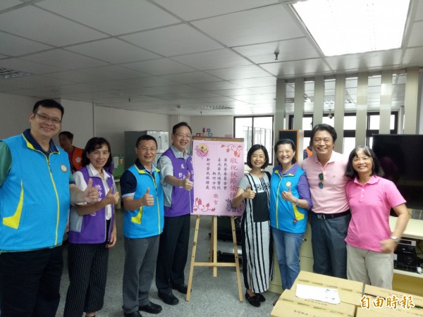 新竹榮服處今天提前與榮民伯伯歡渡中秋佳節,也感念關懷榮民伯伯。(記者洪美秀攝)