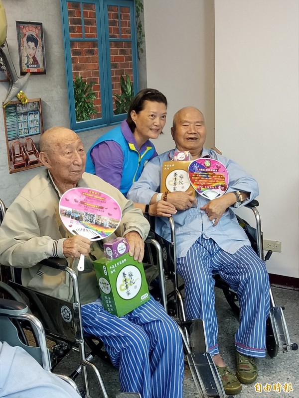 新竹榮服處今天提前與榮民伯伯歡渡中秋佳節,也感念關懷榮民伯伯。(記者洪美秀攝)