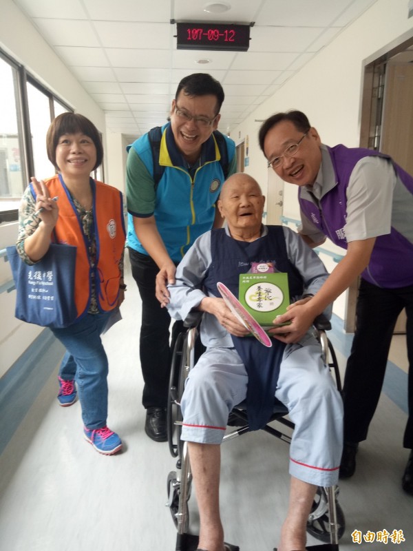 新竹榮服處今天提前與榮民伯伯歡渡中秋佳節,也感念關懷榮民伯伯。(記者洪美秀攝)