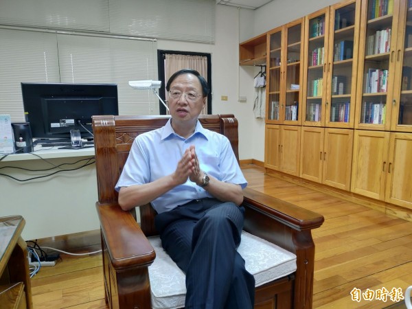 前行政院長江宜樺獲國立中正大學聘任,本學期擔任戰略暨國際事務研究所教授,他今天說,中正大學為太陽花學運設置的「學術自由紀念碑」碑文內容與學運無關,不會去懺悔。(記者曾迺強攝)