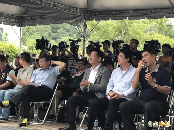 表演開始後,林佳龍(右三)、林右昌(右二)捧場跟著打拍子,柯文哲(左二)則挺胸凸肚一副大爺模樣翹腳「躺」在椅子上,頂多抓頭、擤鼻子,表情木然。(記者沈佩瑤攝)