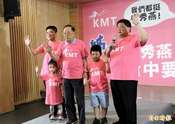 鎮瀾宮董事長顏清標(右1)、立委顏寬恒(左1)全家五代一起走秀。(記者張菁雅攝)