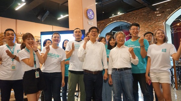 陳其邁今偕同詞神路寒袖(前排右二)發表競選主題曲「咱上愛的所在」(陳其邁競辦提供)