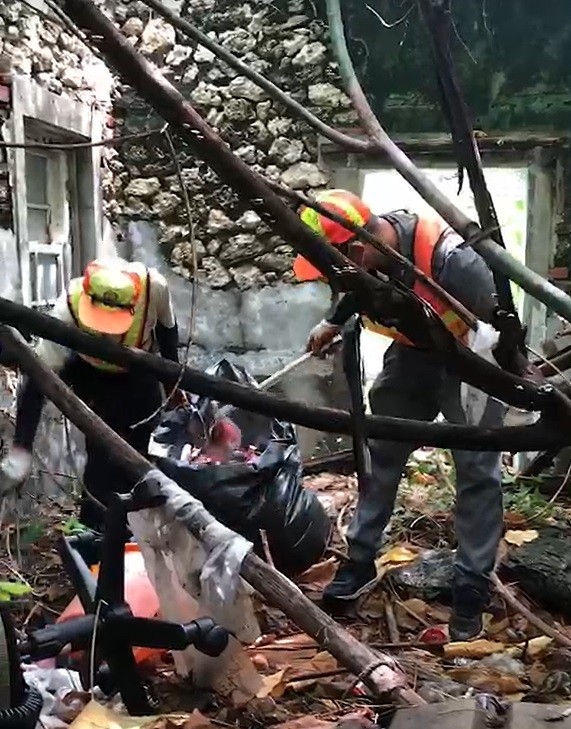 市府對旗津老舊空屋、空地等環境大掃蕩。（記者方志賢翻攝）