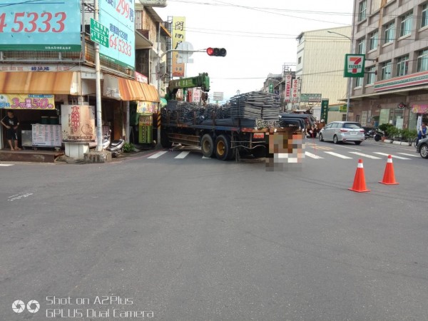 梓官區今天下午傳出大貨車與機車交通事故。（記者黃佳琳翻攝）