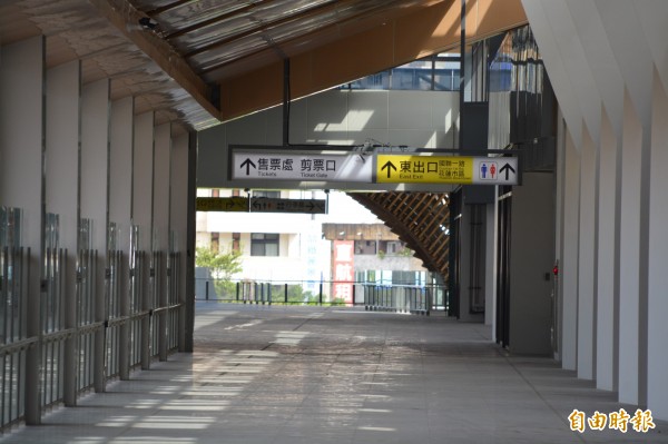 台鐵花蓮新站連接前後站的「自由廊道」將有12公尺寬,其中6公尺為商店街,不用買月台票也可通行。(記者王峻祺攝)