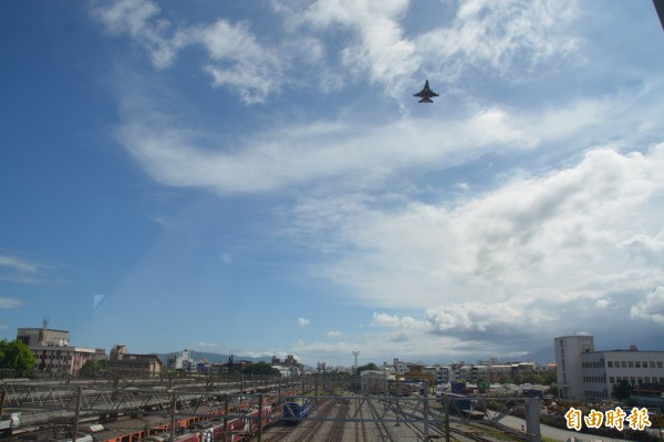 旅客站在「自由廊道」上,將能一覽戰鬥機降落。(記者王峻祺攝)