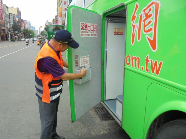 高雄市區監理所今天到建國路稽查客運業者。（記者陳文嬋翻攝）