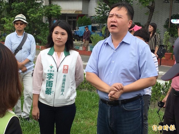 代理市長許立明視察五甲公有停車場，基進黨李雨蓁特別關注雨水排水設施。（記者陳文嬋攝）