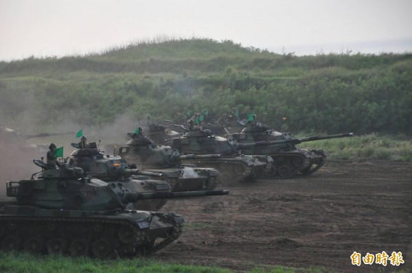 當發現海上敵軍蹤影,戰車部隊快速由掩體前進定位。(記者劉禹慶攝)