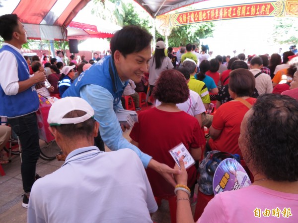 板橋音樂公園地下停車場開工動土，除了現任議員出席踴躍，參選議員的新人葉元之也把握機會到場亮相，爭取支持。（記者何玉華攝）