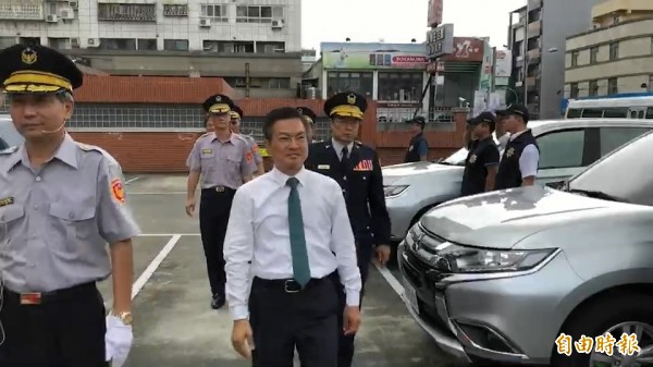 縣長魏明谷校閱授車儀式，他肯定警察辦案維護治安的辛勞。（記者張聰秋攝）
