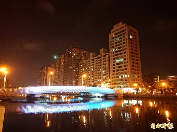 台南運河遊船可攬夜景。（記者洪瑞琴攝）