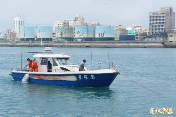 南極星號海釣船，由澎湖海巡隊警艇拖帶回馬公隊部。（記者劉禹慶攝）