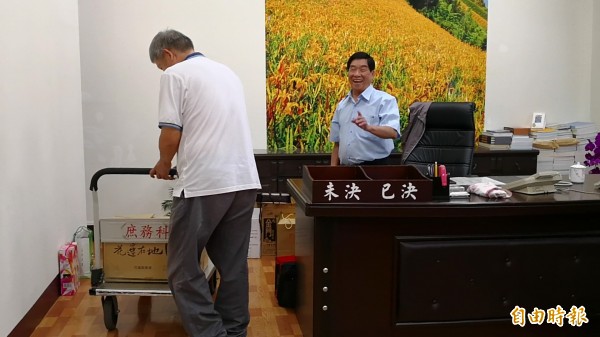 花蓮縣副縣長蔡運煌忙著打包,提到將來是否繼續幫徐榛蔚助選,他笑而不答。(記者花孟璟攝)