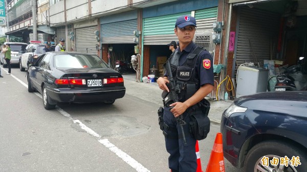 太陽會大老李文展今天公祭，警方荷槍實彈在主要入口警戒。（記者黃淑莉攝）