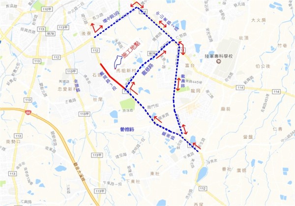 配合龍岡路中央分隔島工程，車輛可改道（市府提供）