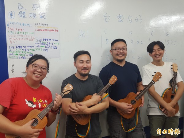 雲林家扶台西希望教室的烏克麗麗班級讓蒙古的則日格(右二)與萬亞(左二)社工驚艷。(記者黃淑莉攝)