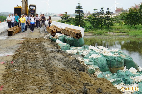 台西舊虎尾溪頂段外堤坍塌約300米，其中60公尺後擋土牆傾斜。（記者詹士弘攝）