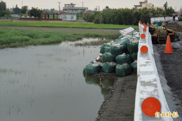 台西舊虎尾溪頂段外堤坍塌約300米，其中60公尺後擋土牆傾斜。（記者詹士弘攝）