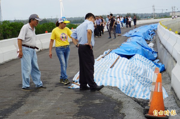 台西舊虎尾溪頂段外堤坍塌約300米，官員、立委、民眾一起會勘。（記者詹士弘攝）