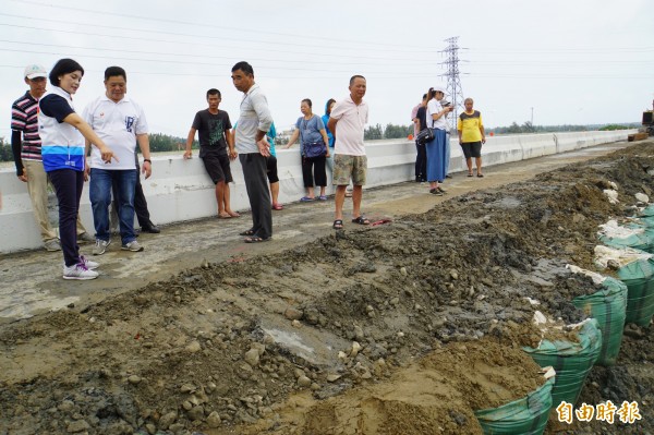 台西舊虎尾溪頂段外堤坍塌約300米，官員、立委、民眾一起會勘。（記者詹士弘攝）