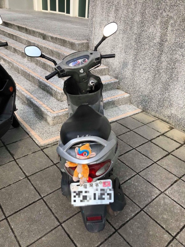 蘇生機車後方懸掛美猴王玩偶露餡。（記者洪臣宏翻攝）