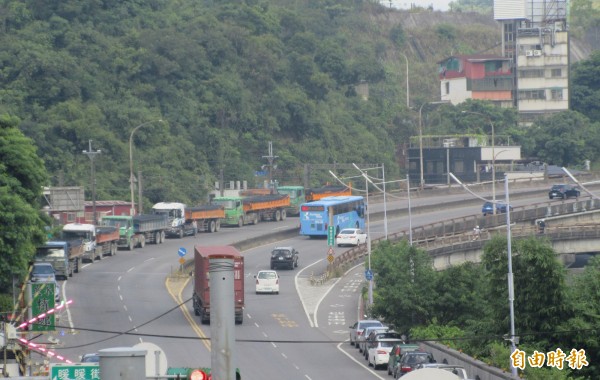 砂石車上午尖峰時段停在源遠路下坡彎道處，影響交通安全（記者盧賢秀攝）