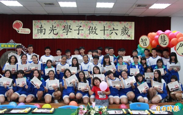 新營南光高中開學迎新為高一新生舉辦「學子做十六」成年禮。（記者楊金城攝）