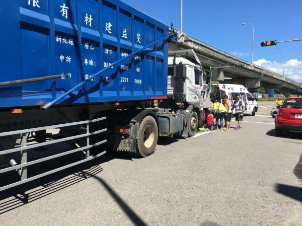 曳引車和逆向機車擦撞，機車一度卡在車下。（記者陳恩惠翻攝）