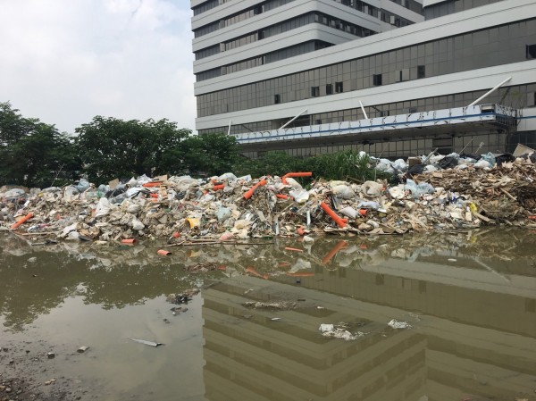 新竹縣政府環保局今天再次現勘，中醫大新竹縣健康產業園區工地內廢棄物仍在，正委外清運中。（新竹縣政府提供）