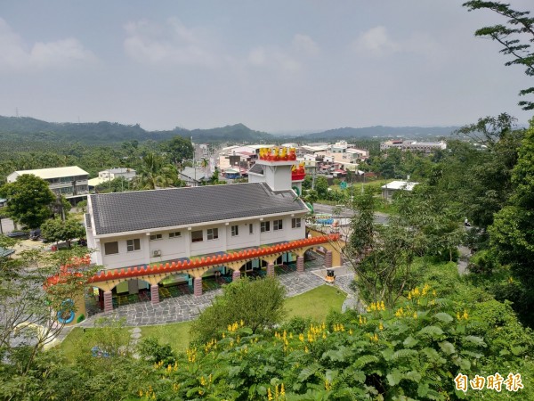 圓山公園最高點可眺望四周山林和同仁村的村庄街景，環境優美。（記者曾迺強攝）