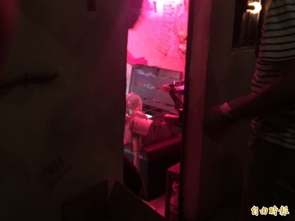 該集團利用分格鐵盒管理小姐們的交易收入。(記者吳昇儒攝)