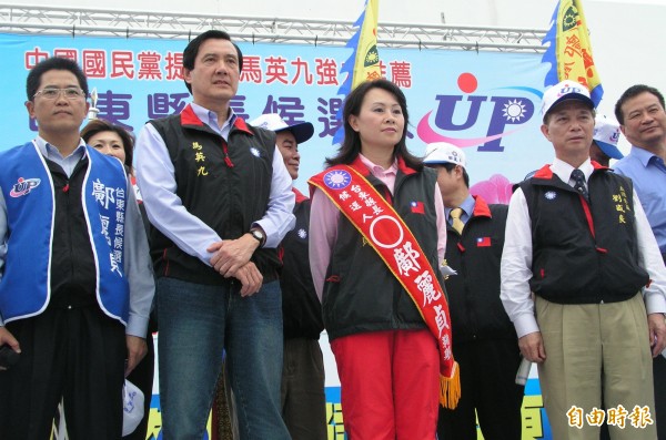 鄺麗貞2006年參選台東縣長補選時,當時的國民黨主席馬英九站台,但這種場合未見吳俊立。鄺麗貞說「很心疼」丈夫被說黑金。(資料照,記者黃明堂攝)