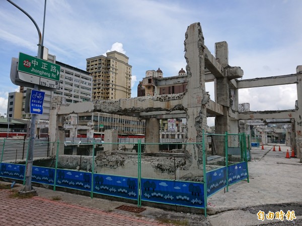 中國城廣場景觀工程停擺,現地如一片廢墟。(記者洪瑞琴攝)