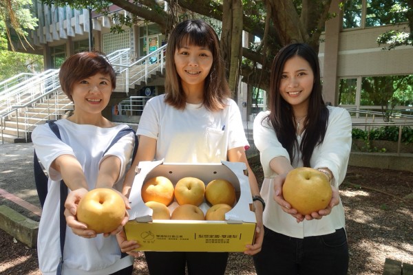 愛的連線，中原大學師生助偏鄉水果翻轉幸福滋味。（中原大學提供）