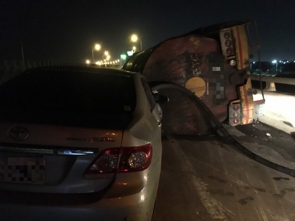 西濱快彰化鹿港段發生槽車翻覆，造成自小客車也撞上槽車。（記者劉曉欣翻攝）