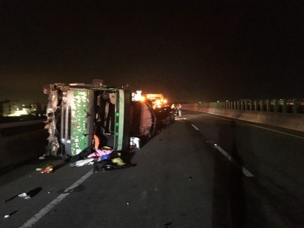 西濱快彰化鹿港段發生槽車翻覆1傷，疑H鋼釀禍。（記者劉曉欣翻攝）