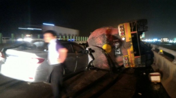 西濱快彰化鹿港段發生槽車翻覆，造成自小客車煞車不及也撞上槽車。（記者劉曉欣翻攝）