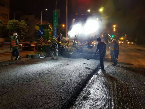 高市工務團隊持續趕工刨鋪道路、整補坑洞。(記者王榮祥翻攝)