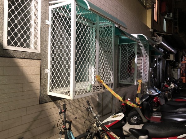 女大生住在一樓租屋處,警方在窗戶上也拉起封鎖線,警方調查,窗戶與大門都是從內反鎖。(記者王捷翻攝)