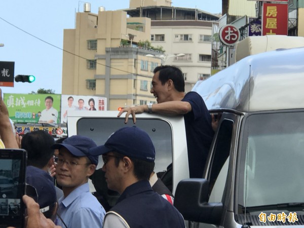 馬前總統進入車內又突然探出頭，對群眾說「後會有期」。（記者黃良傑攝）