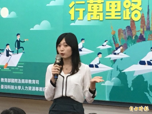 台北醫學大學碩士畢業的黃桂榮受教育部補助前往美國伊利諾大學芝加哥分校附設醫院研修，積極介紹我國健保制度給各國同事。（記者林曉雲攝）