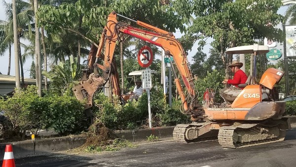 縣道168線路樹、矮灌正在挖起。(圖由民眾提供)